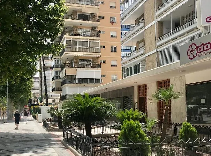 En Plaza Triangular Y Muy Cerca De La Playa דירה