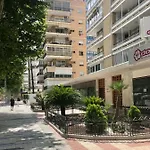 En Plaza Triangular Y Muy Cerca De La Playa Apartment